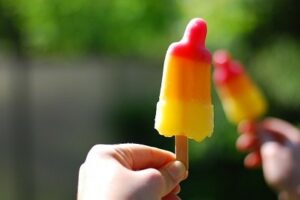 child holding an ice lolly